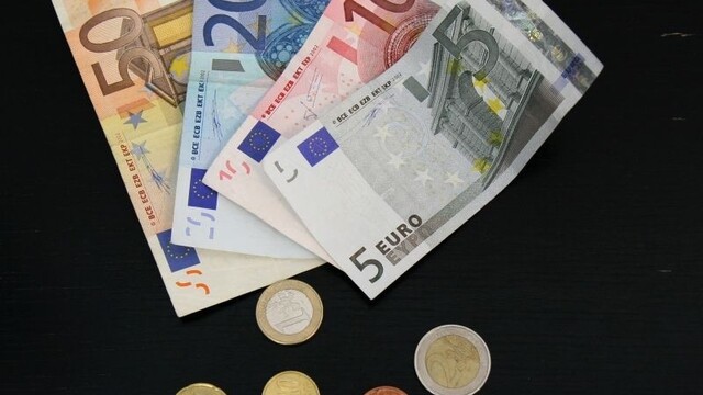 Euro euromince bankovky peniaze eurozóna ilu 800px (SITA/Ľudovít Vaniher)